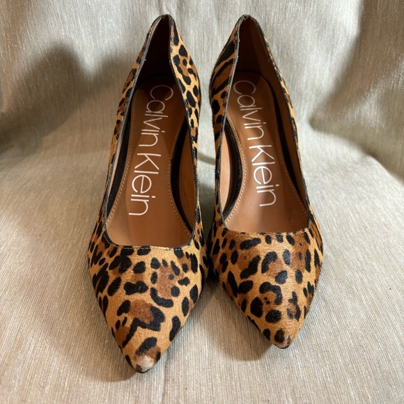 CALVIN KLEIN Sz 8 Leopard Print Pony Hair Pumps Heels Gold Tag NWOT - Picture 3 of 10